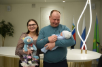 Михаил Лобазнов поздравил семью первого родившегося в 2025 году ребёнка в Губкине