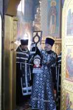 Епископ Софроний совершил вечерню с выносом Плащаницы Спасителя