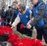 молодёжь возлагает цветы к памятнику. - Губкинский городской округ