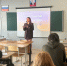 на фото волонтер проводит разговор со студентами. - Губкинский городской округ