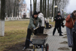 на фото участники субботника приводят город в порядок после зимы.